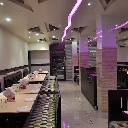 Ashish Restaurant And Guesthouse 수라트 외부 사진
