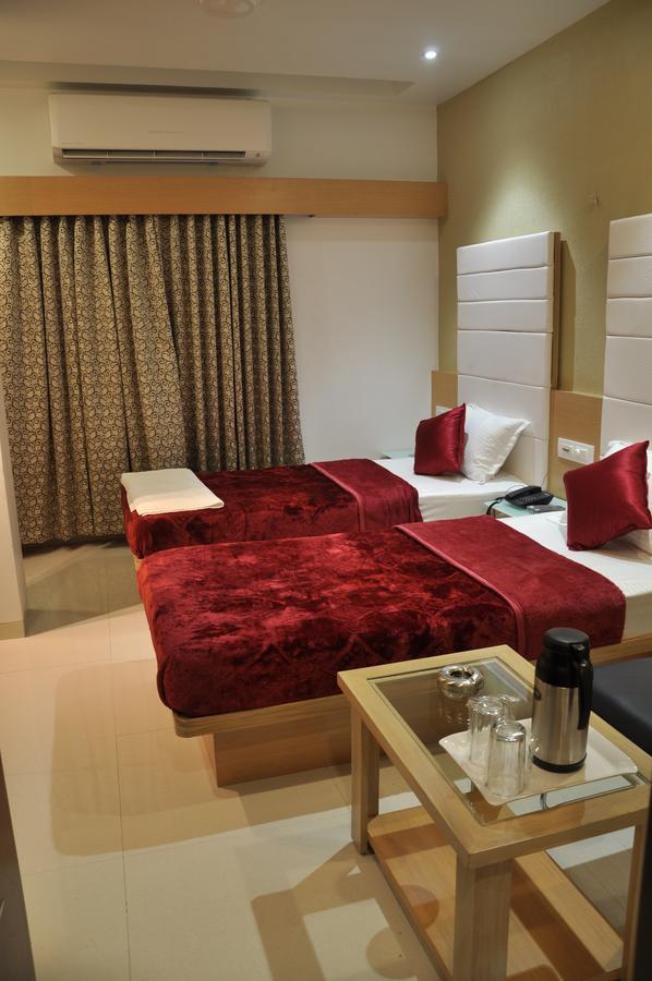 Ashish Restaurant And Guesthouse 수라트 외부 사진